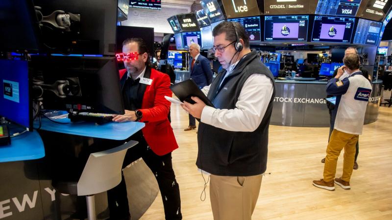 متعاملون في بورصة نيويورك (رويترز)
