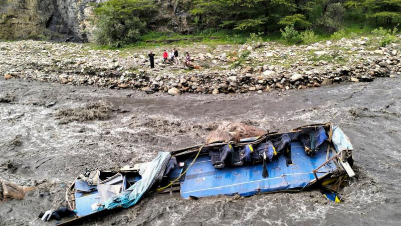 عشرات القتلى والجرحى والمفقودين بحادث حافلة في البيرو