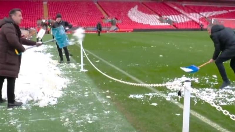 تصرُّف طريف من أسطورة مانشستر يونايتد بسبب ثلوج ملعب أنفيلد