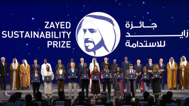 محمد بن زايد يكرّم الفائزين بصورة تذكارية