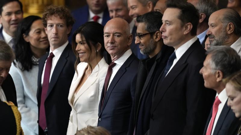 مارك زكربيرج وجيف بيزوس وسوندار بيتشاي وإيلون ماسك خلال حفل تنصيب الرئيس