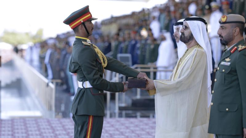 محمد بن راشد يشهد تخريج دفعة من المرشحين الضباط 