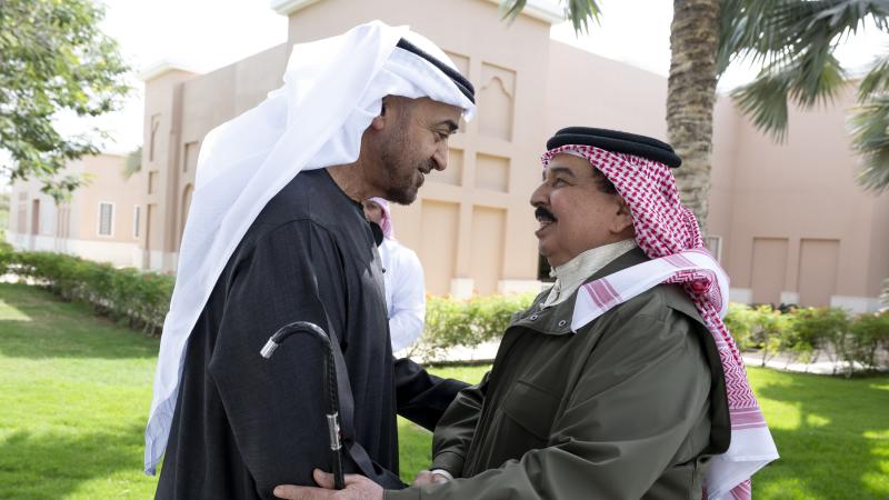  محمد بن زايد وملك البحرين يبحثان تعزيز العلاقات الأخوية الراسخة