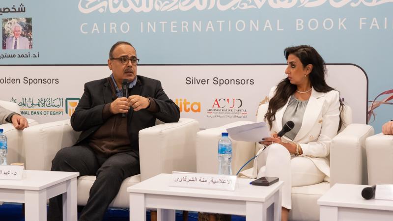 د. عبد العزيز المسلم في إحدى جلسات المعرض