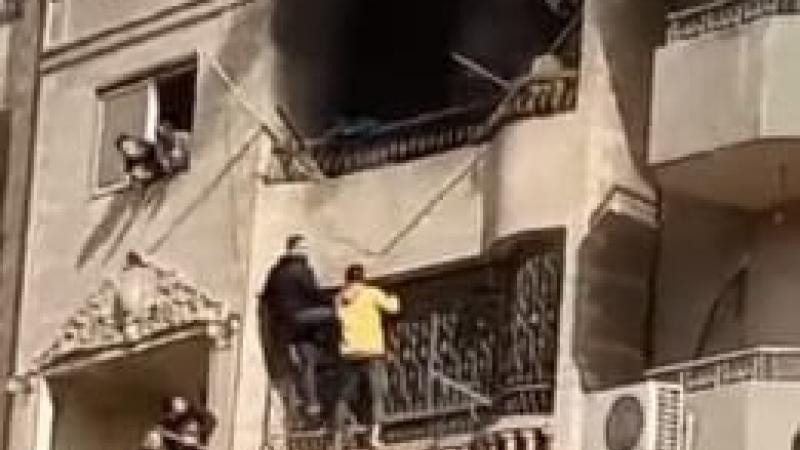 شباب يخاطرون بحياتهم لإنقاذ أطفال من حريق هائل في مصر