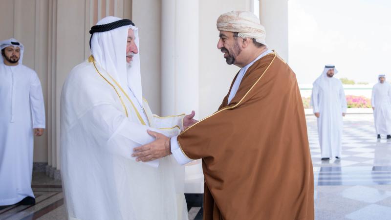 حاكم الشارقة يستقبل سفير سلطنة عمان