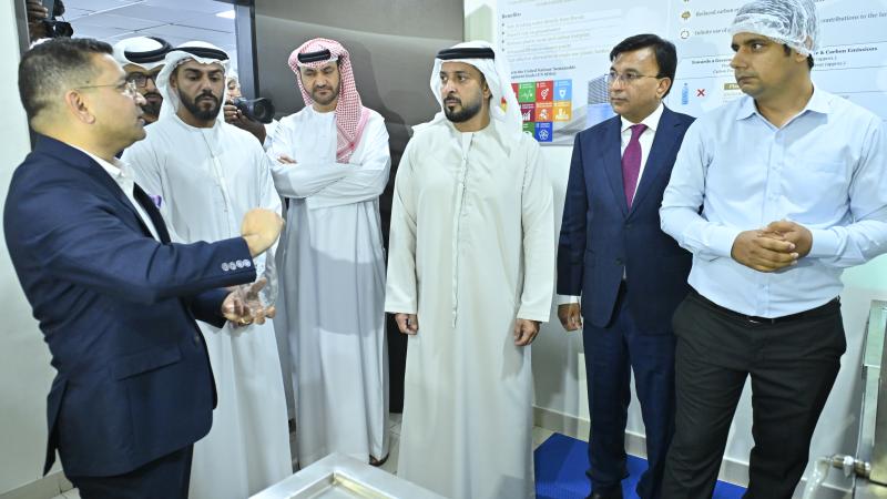 عبدالعزيز النعيمي يستمع إلى شرح حول المرفق الجديد