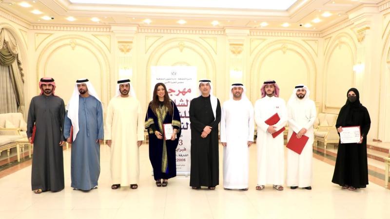 عبدالله العويس ومحمد إبراهيم القصير وبطي المظلوم يتوسطون الشعراء المشاركين في الأمسية