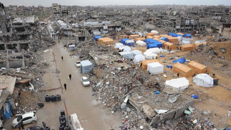 فلسطينيون يحتمون من الأمطار والرياح في خيام أقيمت وسط مبانٍ مدمرة في جباليا 