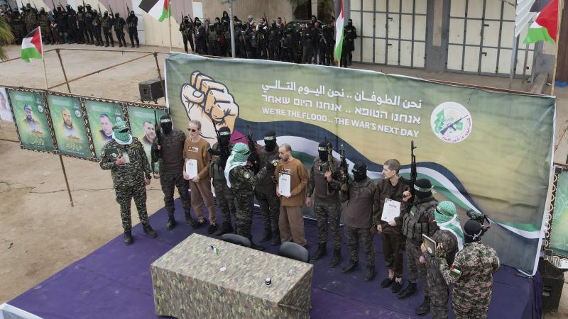 الجيش الإسرائيلي يؤكد تسلمه الرهائن الثلاثة المفرج عنهم