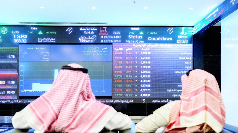 متعاملان في بورصة السعودية (أرشيفية)