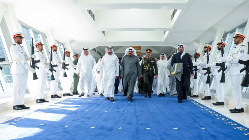 حمدان بن محمد يودع رئيس وزراء الكويت لدى مغادرته مطار دبي