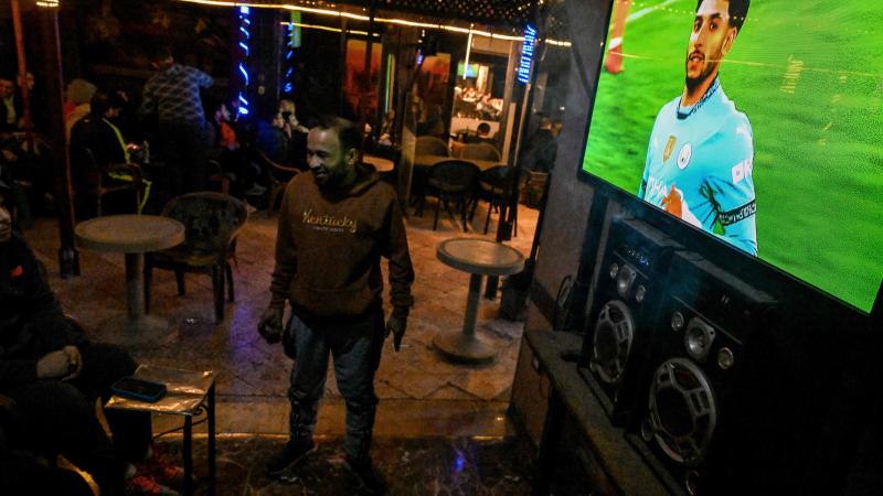 خلال متابعة مباراة ريال مدريد ومانشستر سيتي في مقهى مصري