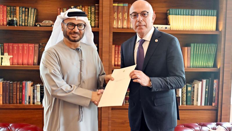 محمد بن زايد يتلقى رسالة خطية من الرئيس اللبناني تتعلق بتعزيز العلاقات
