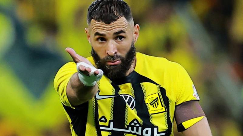 بنزيمة في المباراة أمام الهلال
