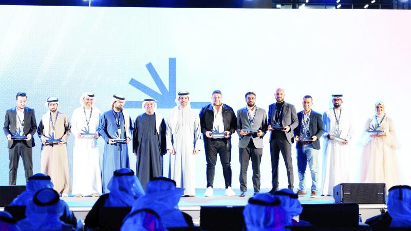 سلطان بن أحمد وراشد العوبد يتوسطان الفائزين