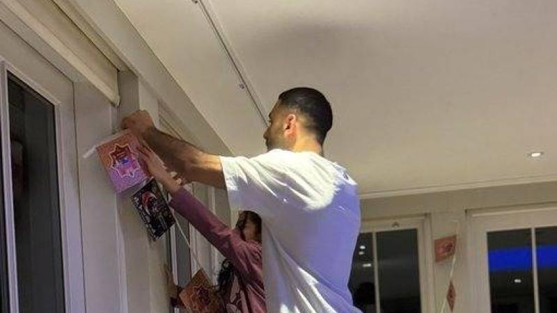 محمد صلاح أثناء تعليق زينة رمضان