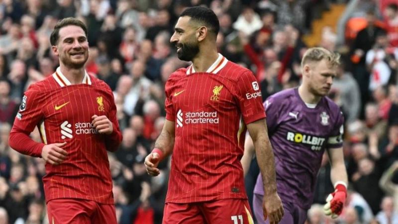 محمد صلاح يحتفل مع ماك اليستر