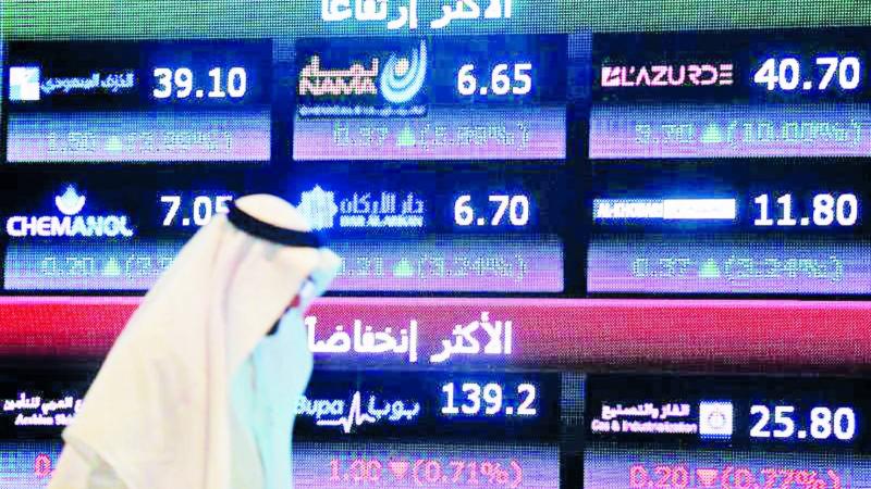 متعامل في البورصة السعودية (أرشيفية)