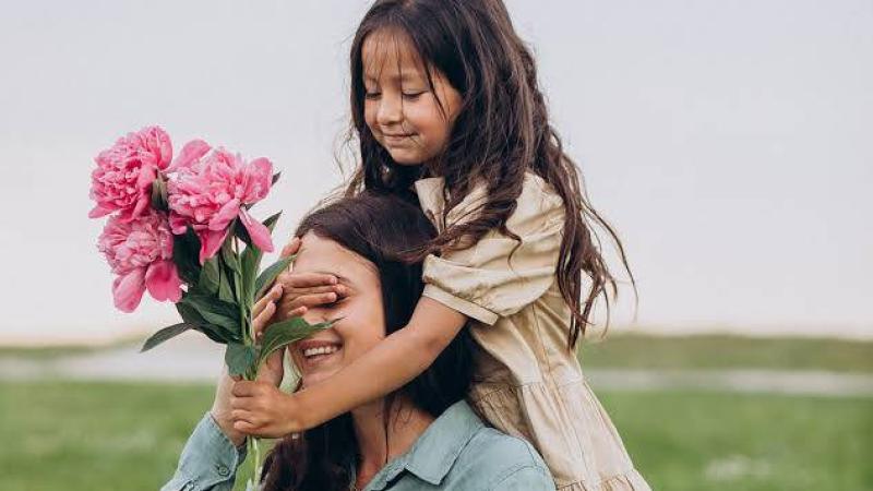 من الزهور إلى المجوهرات.. أفضل 10 هدايا لعيد الأم 2025