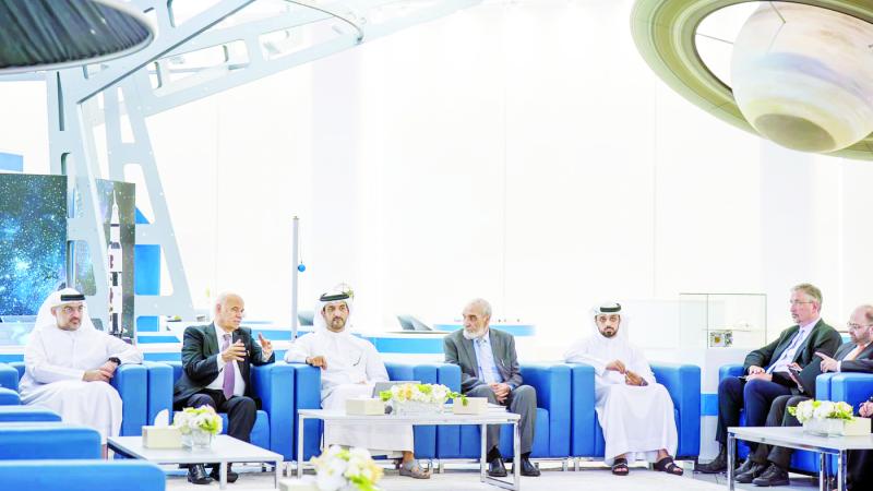 سلطان بن أحمد يستمع إلى شرح من حميد مجول حول المشروع 