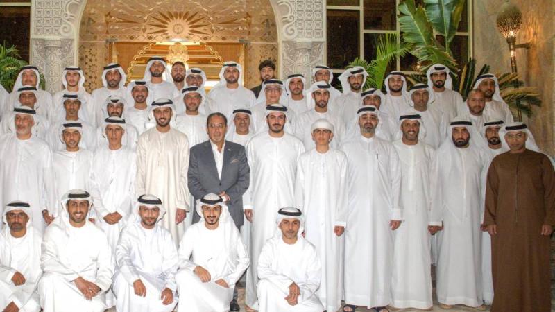 محمد بن سلطان في لقطة تذكارية مع الحضور