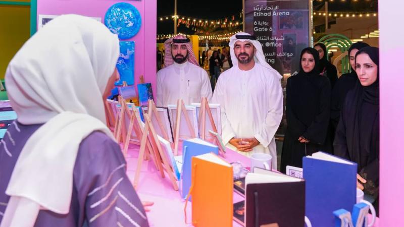 الزعابي والناصري خلال جولة في السوق