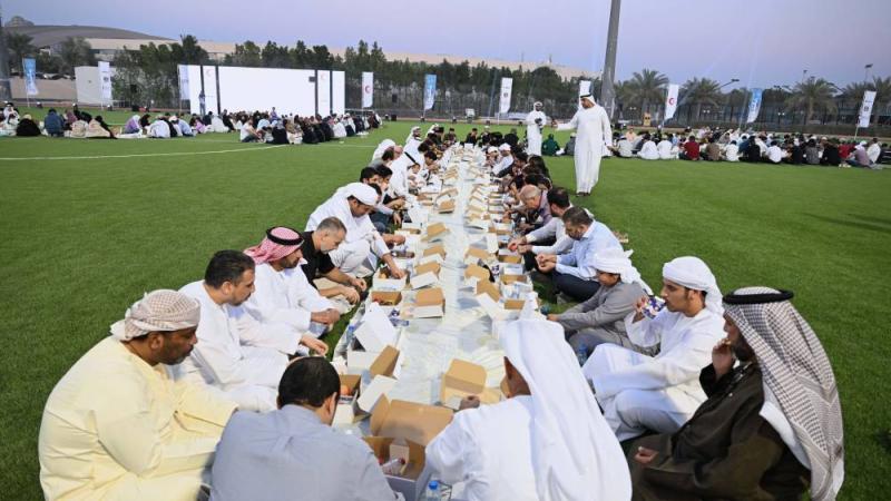 «الهلال الأحمر» تنظم إفطاراً يجمع مختلف الجنسيات والديانات