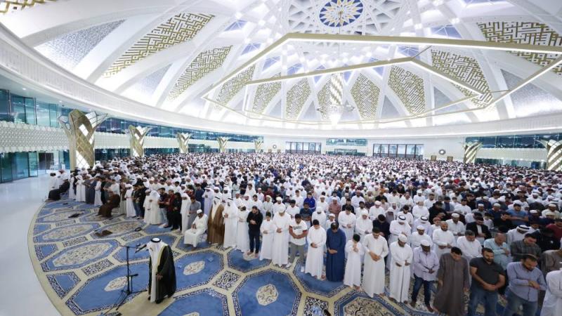 جامع الشيخ خليفة بالعين يستقبل 28 ألف مصلٍ ليلة 27
