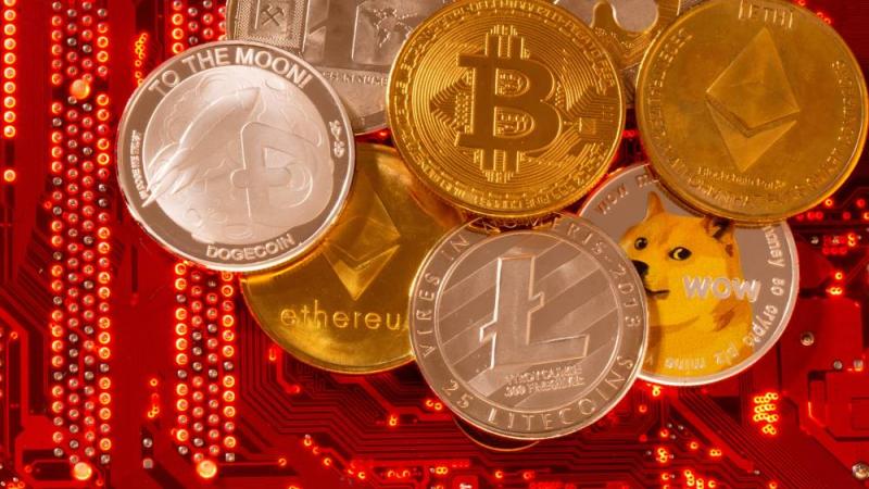 العملات المشفرة بتكوين والإيثريوم والريبل والدوجكوين (رويترز)