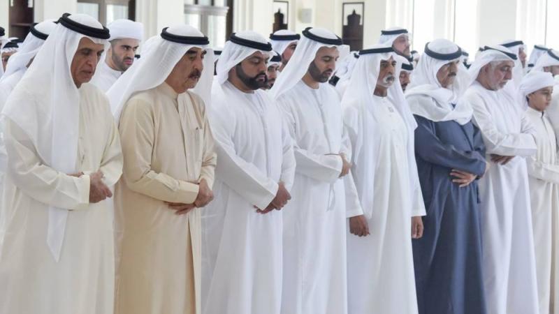حاكما أم القيوين ورأس الخيمة يؤديان صلاة الجنازة على جثمان الشيخة حصة بنت حميد الشامسي