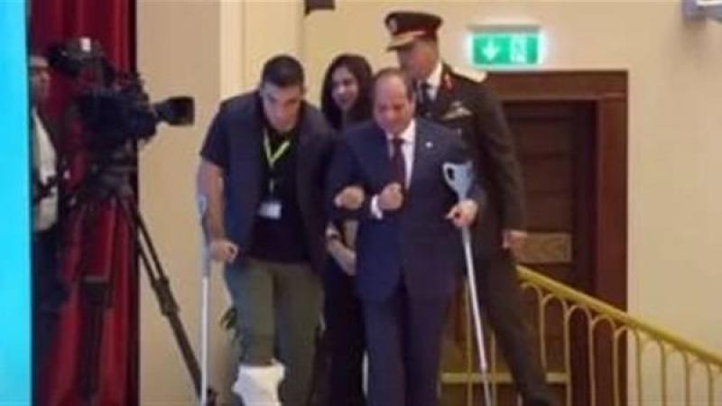 مشهد إنساني.. السيسي يحمل عكاز أحد مصابي الشرطة في حفل عيد الفطر