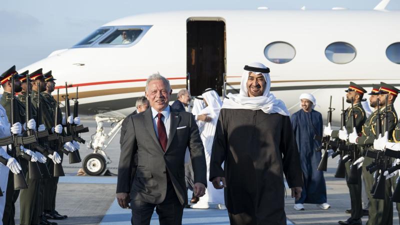 محمد بن زايد في مقدمة مستقبليه.. ملك الأردن يصل إلى الإمارات في زيارة أخوية