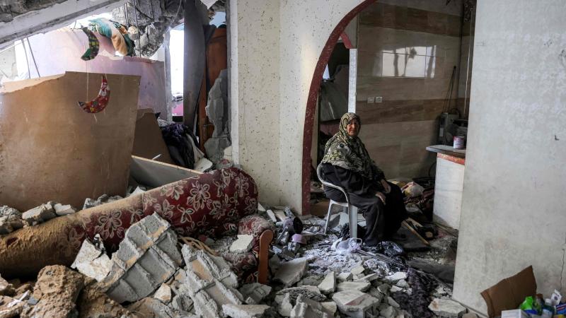 فلسطينية تجلس داخل منزلها المدمر في جباليا شمالي غزة