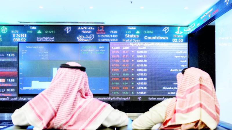 متعاملان في البورصة السعودية (بلومبيرغ - أرشيفية)
