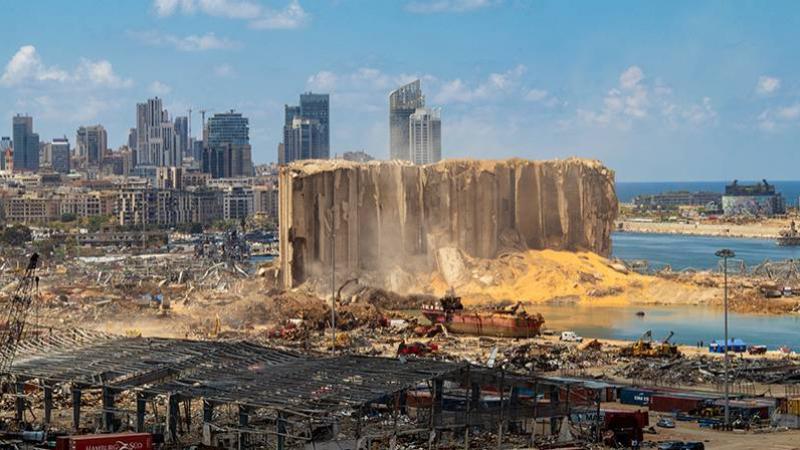 البيطار يستجوب وزير سابق للداخلية في تحقيقات انفجار مرفأ بيروت