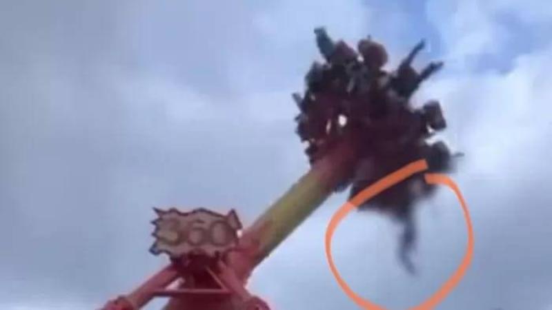 حادث مروّع في إندونيسيا.. طفل ينزلق من لعبة ترفيهية قبل أن يسقط أرضاً