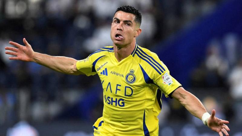رونالدو يحتفل بقميص النصر
