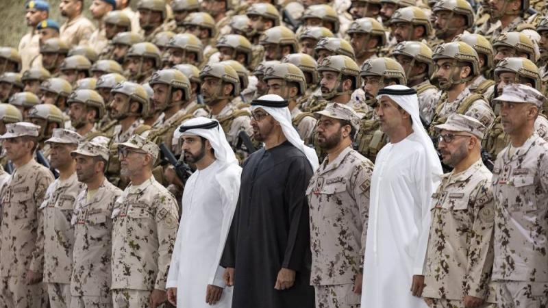 محمد بن زايد وحمدان بن محمد ومحمد المزروعي وعيسى المزروعي يتوسطون منتسبي اللواء 