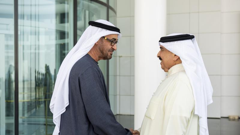 ودعه محمد بن زايد.. ملك البحرين يغادر الإمارات