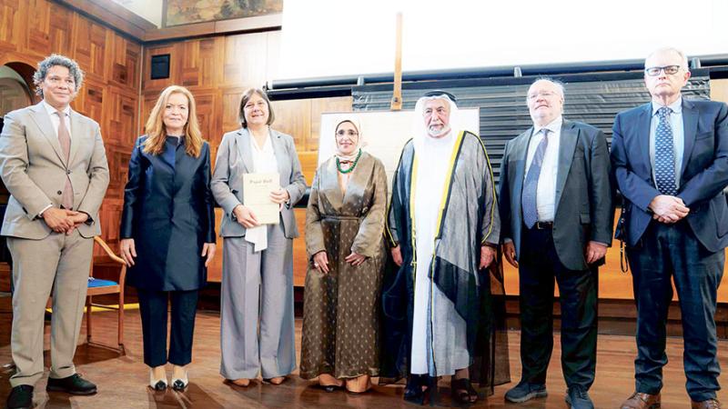 سلطان والشيخة جواهر ومسؤولو جامعة القلب المقدس خلال تقديم الإهداء 
