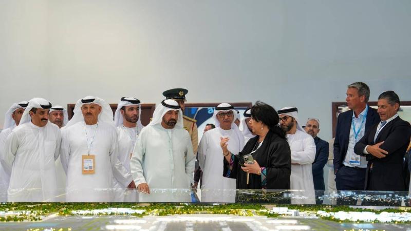 أحمد بن سعيد خلال جولة في المعرض