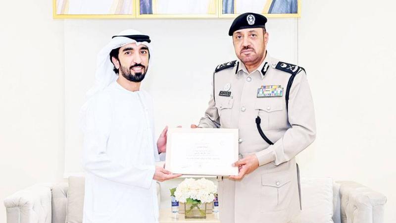 عبدالله بن عامر خلال تكريمه عمر المناعي 