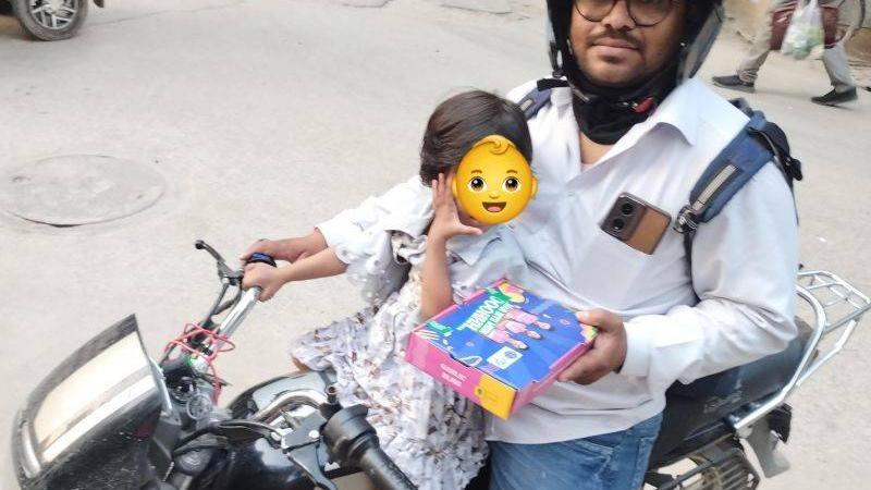 بنكاج أثناء التوصيل وطفلته برفقته