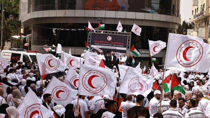 أطباء ومسعفون يحتجون على قتل زملائهم بالضفة الغربية وغزة