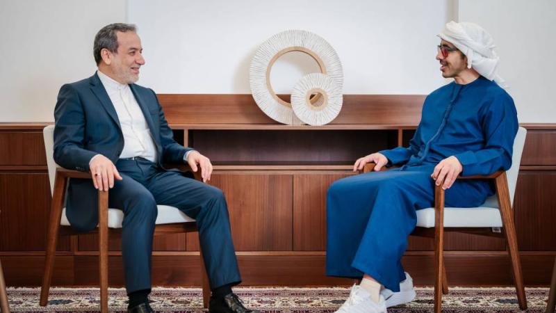 عبدالله بن زايد وعراقجي يبحثان مستجدات المحادثات الأمريكية الإيرانية