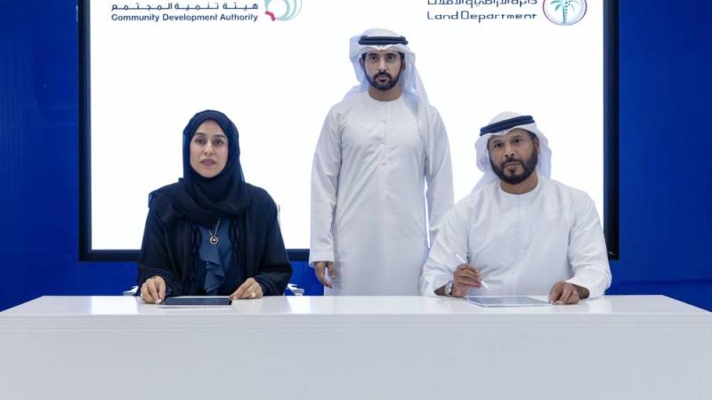  حمدان بن محمد يشهد توقيع اتفاقية بين «أراضي دبي» و«تنمية المجتمع» لإطلاق برنامج «بَرْوَة» العقاري