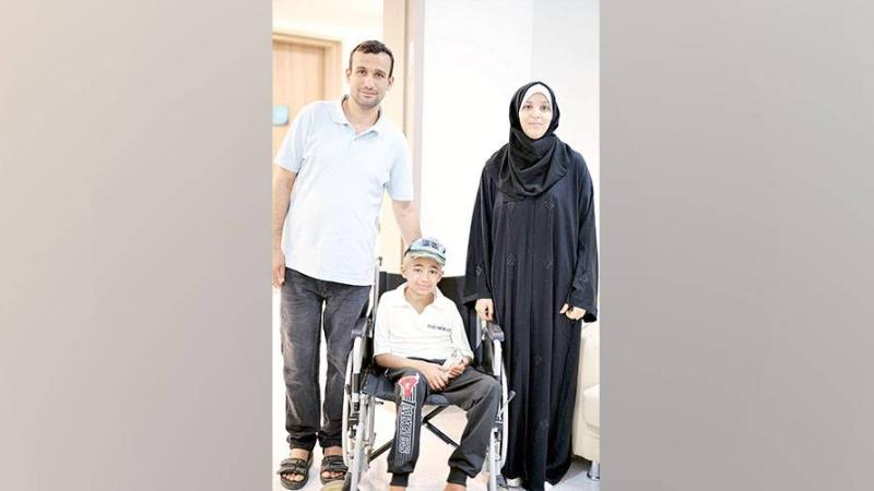 الطفل وأسرته عقب تلقيه العلاج في المستشف