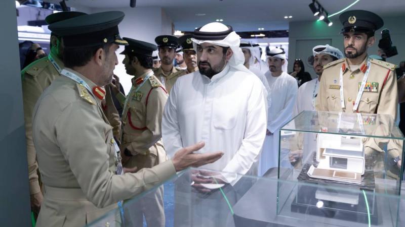 أحمد بن محمد مستمعاً إلى شرح من عبدالله المري