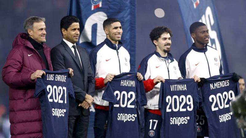 نجوم سان جيرمان مع الخليفي والمدرب أنريكي